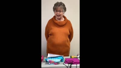 In this video Jenny shares with the English speaking audience How to pack a sample Magi Box for a Girl