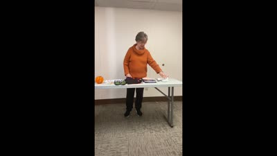 In this video Jenny shares with the English speaking audience How to pack a sample Magi Box for a Boy