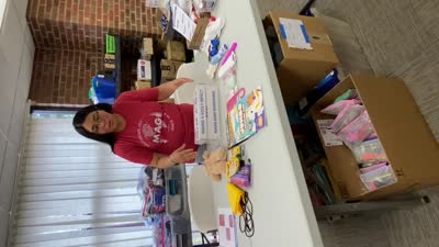 In this video Cynthia shares with the Spanish speaking audience How to pack a sample Magi Box.