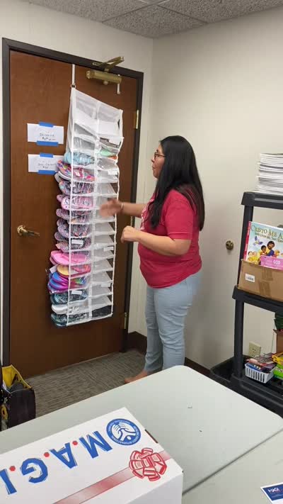 In this Spanish Video, Cynthia shares packing a Magi Box from the Magi room.